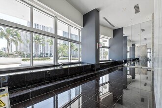 325 Biscayne Blvd in Miami, FL - Building Photo - Building Photo
