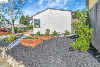 4053 Huntington St in Oakland, CA - Building Photo - Building Photo