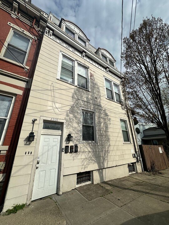 2208 Victor St in Cincinnati, OH - Building Photo