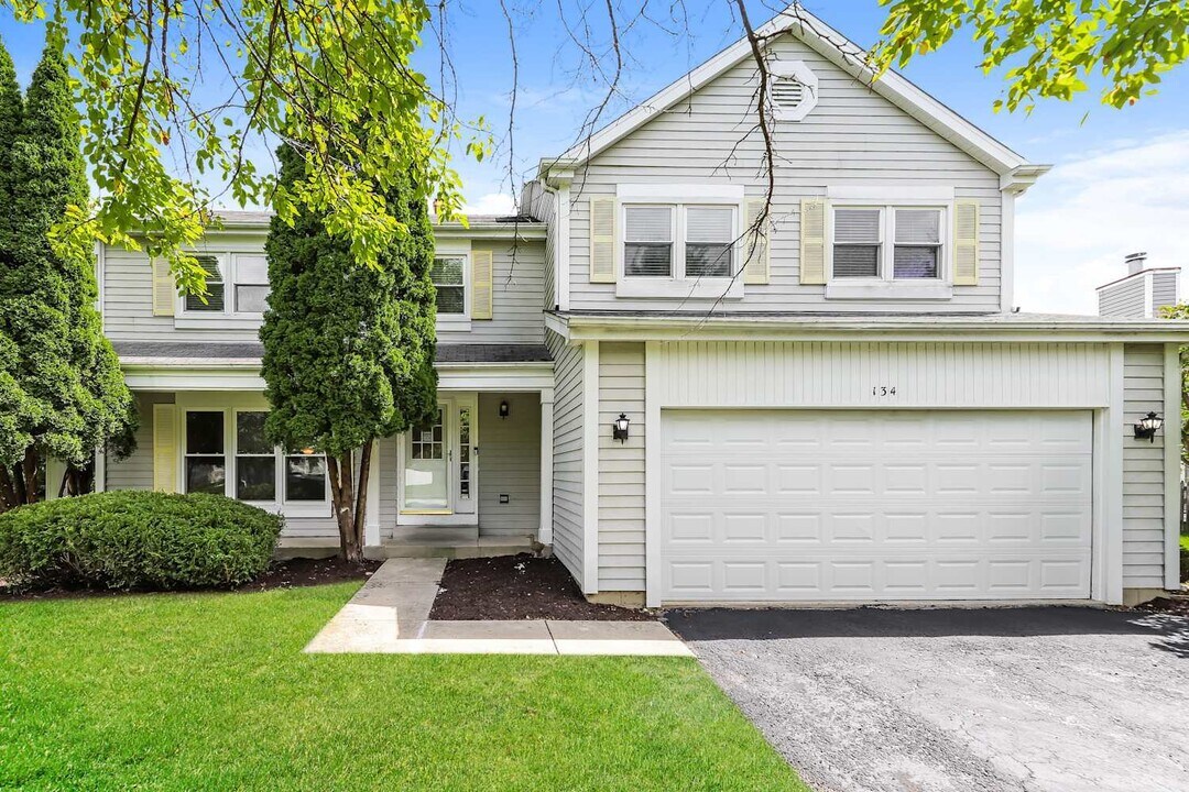 134 Brookwood Ln E in Bolingbrook, IL - Building Photo