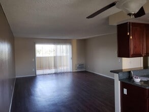 Villa Barcelona in Anaheim, CA - Foto de edificio - Building Photo