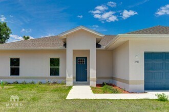 3789 Uriah St in North Port, FL - Foto de edificio - Building Photo