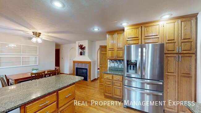 property at 5020 S Ash Grove Ave