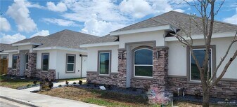 15 W Woodson Dr in Edinburg, TX - Building Photo