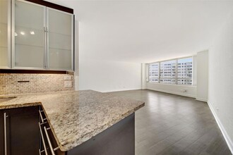 1500 Bay Rd, Unit S-1456 in Miami Beach, FL - Building Photo - Building Photo