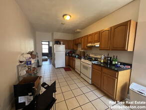 1905 Beacon St, Unit 2F in Brookline, MA - Foto de edificio - Building Photo