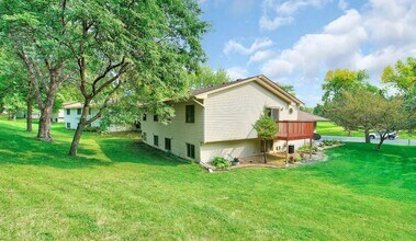 880 Pontiac Ln in Chanhassen, MN - Building Photo - Building Photo