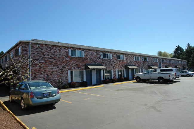 Benford Court Apartments in Portland, OR - Building Photo - Building Photo