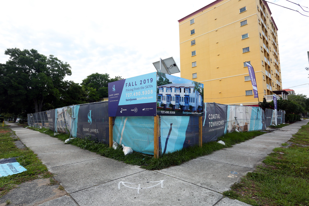 Tuxedo Townhomes in St. Petersburg, FL - Foto de edificio