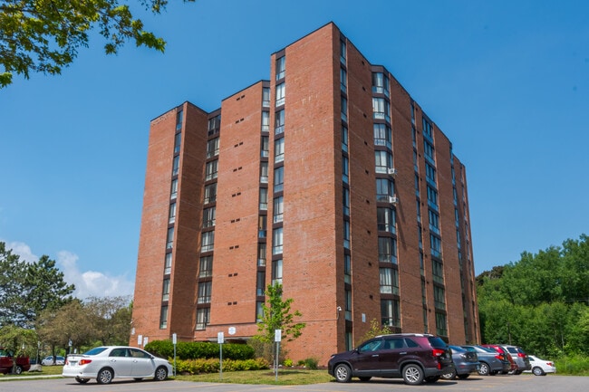 631-631 MacDonald Ave in Sault Ste Marie, ON - Building Photo - Building Photo