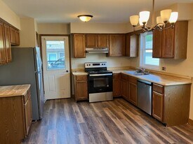 138 Marcella St in Oconomowoc, WI - Building Photo