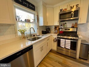 6822 Donahue Ct in Falls Church, VA - Building Photo - Building Photo