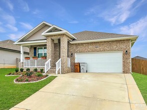 5590 Guinevere Ln in Milton, FL - Foto de edificio - Building Photo