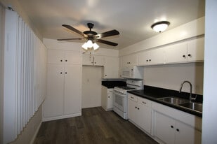 Wellesley Court Apartments in Monrovia, CA - Building Photo