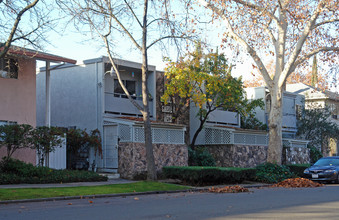 Midtown Garden Apartments in Sacramento, CA - Building Photo - Building Photo