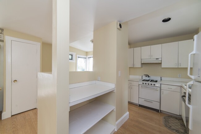 10 1/2 Appian Way, Unit 1 in Cambridge, MA - Building Photo - Building Photo