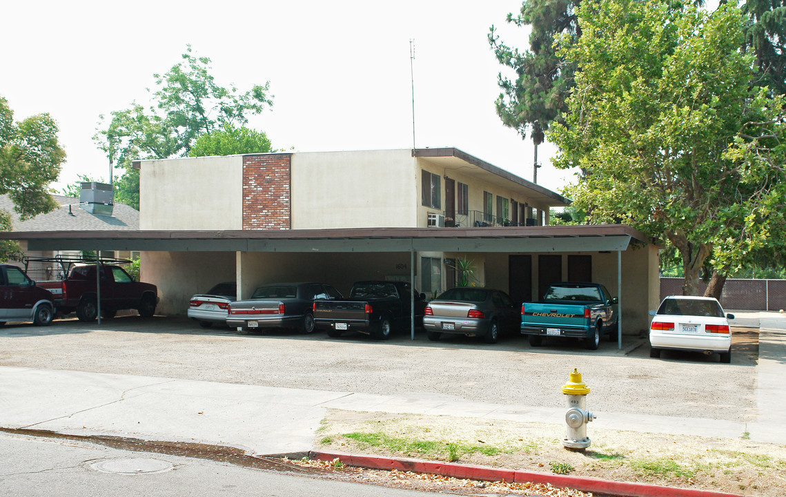 2030 N Calaveras Ave in Fresno, CA - Foto de edificio