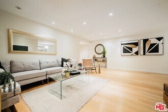 645 Westmount Dr in West Hollywood, CA - Building Photo - Building Photo