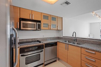2101 Brickell Ave, Unit 1411 in Miami, FL - Foto de edificio - Building Photo