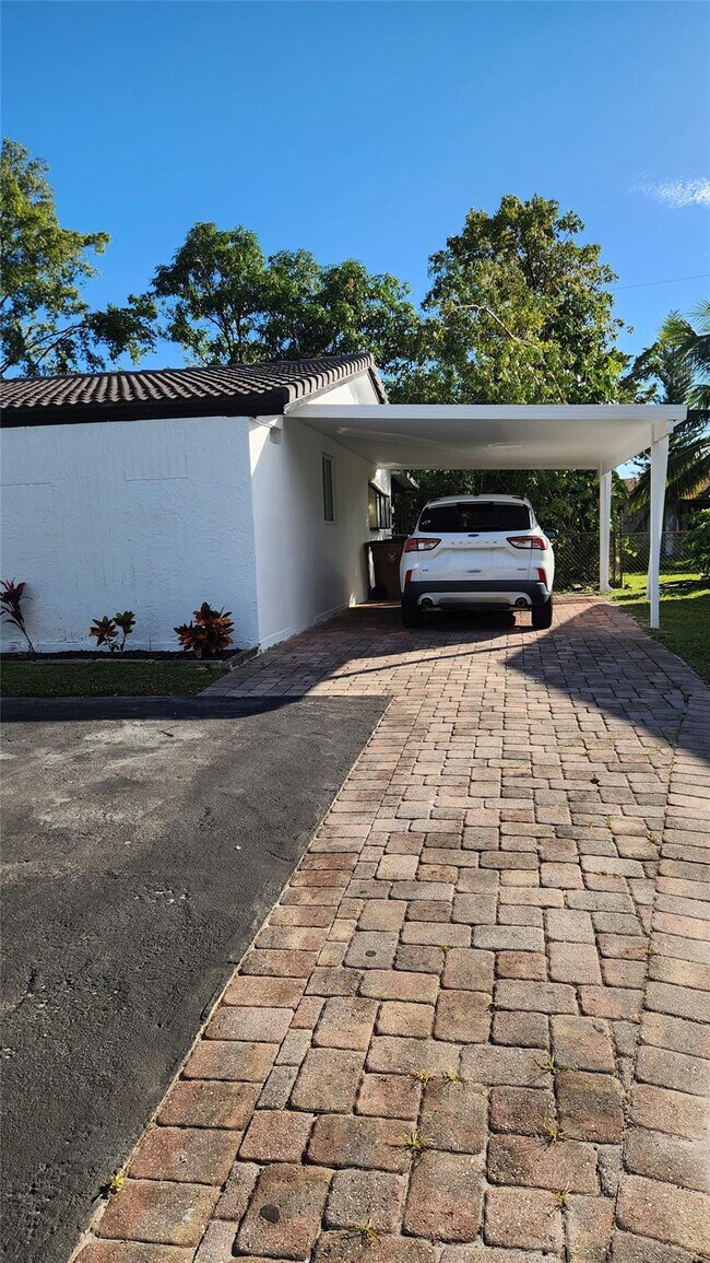 610 NW 38th Ct in Pompano Beach, FL - Building Photo - Building Photo