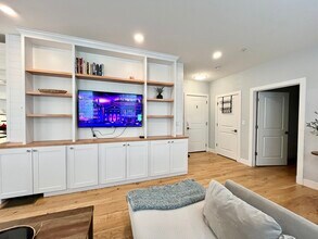 337 Maverick St, Unit 1 in Boston, MA - Building Photo - Building Photo