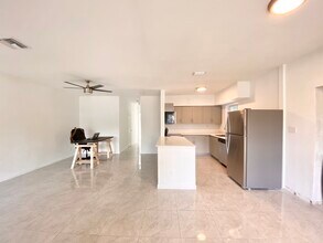 1317 NE 116th St in Miami, FL - Foto de edificio - Building Photo
