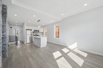 5031 Walnut St, Unit 3 in Philadelphia, PA - Foto de edificio - Building Photo