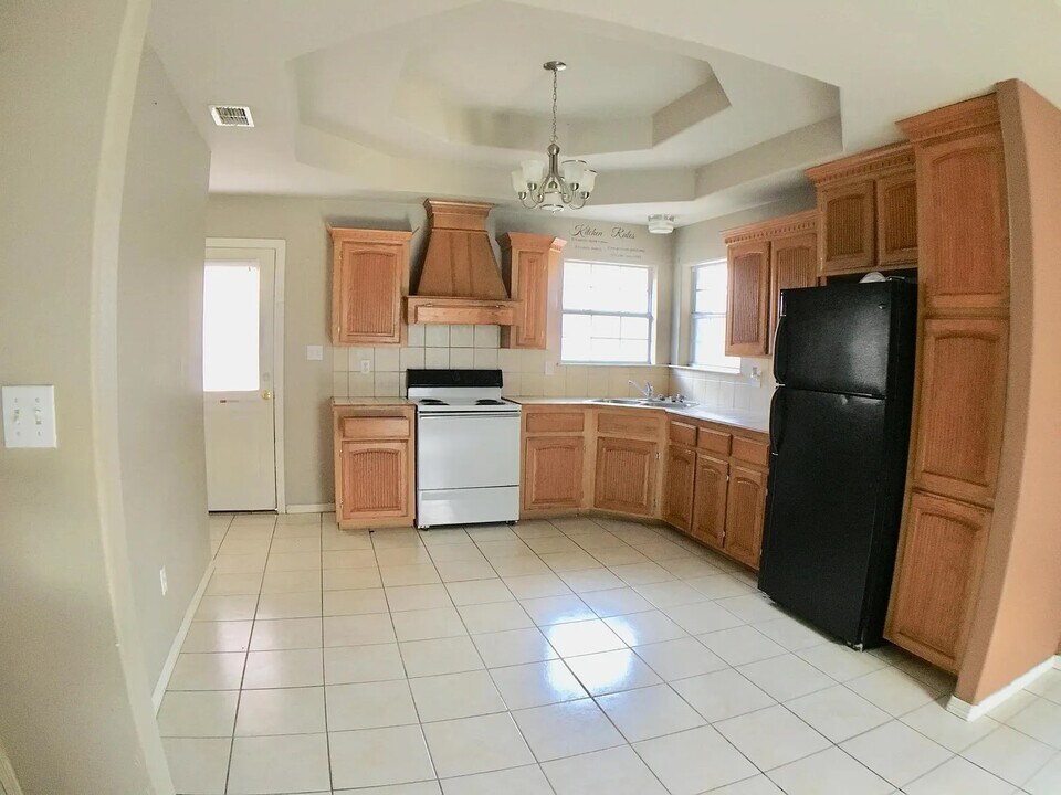 800 W Bronze Dr, Unit 2 in Pharr, TX - Building Photo