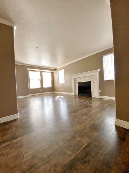 9130 S Scirlein Dr in Sandy, UT - Building Photo