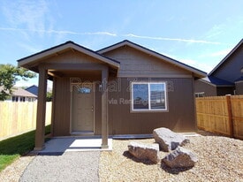 921 NW Oak Ln in Redmond, OR - Building Photo