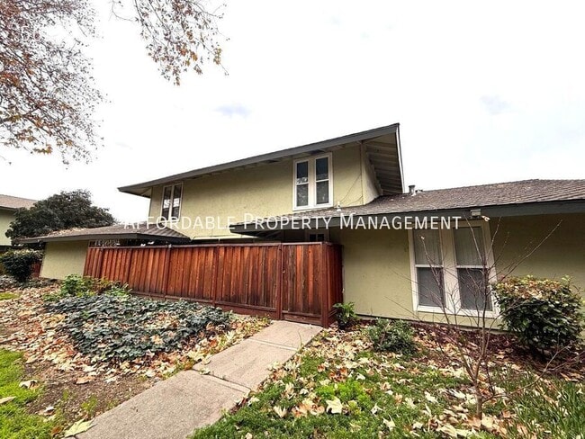 property at 5639 Chestnut Common