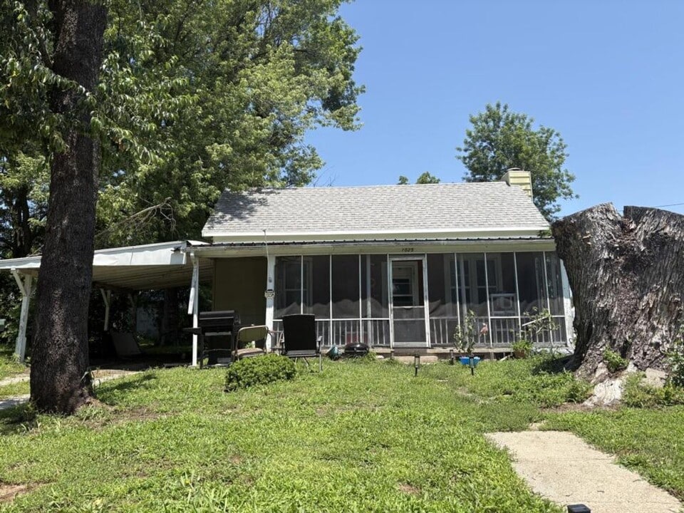 1025 E Allison St in Nevada, MO - Building Photo