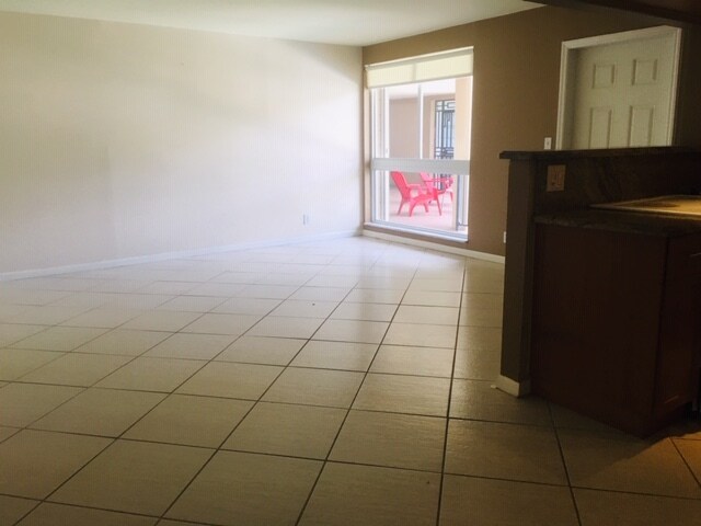 2420 Diana Dr, Unit 202 in Hallandale Beach, FL - Foto de edificio - Building Photo