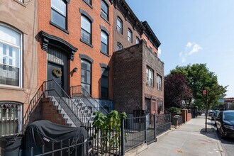 923 Bedford Ave in Brooklyn, NY - Foto de edificio - Building Photo