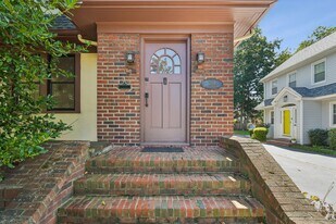 208 W Hudson Ave in Englewood, NJ - Building Photo