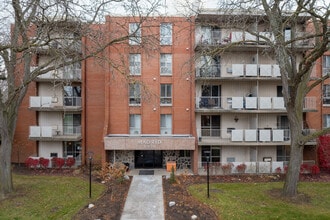 Spanish Trio in Windsor, ON - Building Photo - Building Photo