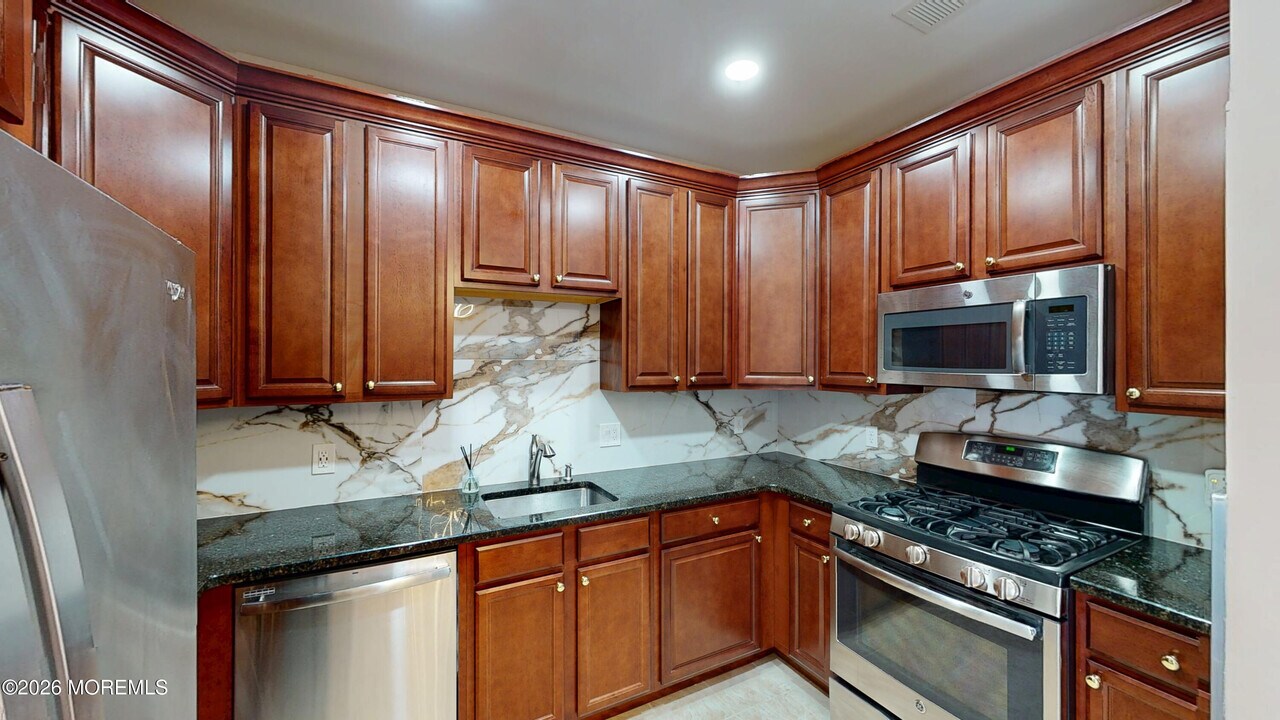 112 Regency Ct in Morganville, NJ - Building Photo