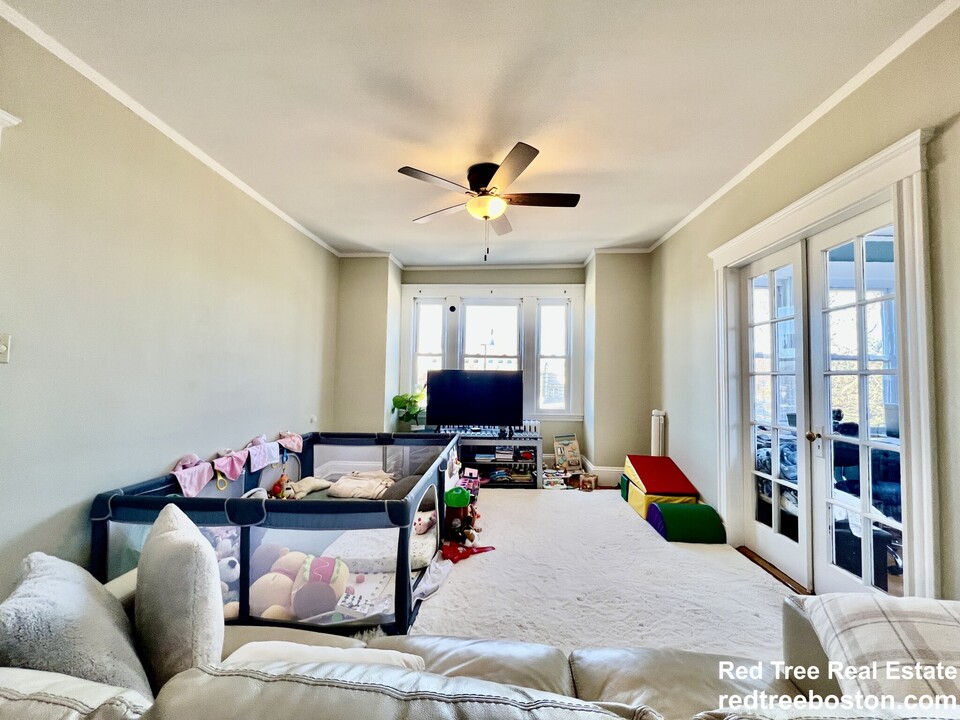 8 Perkins St, Unit 2 in Boston, MA - Building Photo