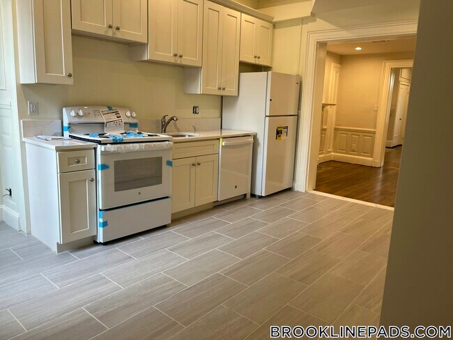 1712 Beacon St in Brookline, MA - Building Photo - Building Photo
