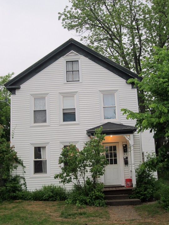 20 Wheeler St in Livermore Falls, ME - Foto de edificio