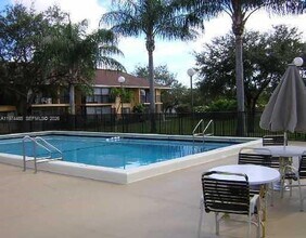 5849 Washington St in Hollywood, FL - Building Photo - Building Photo