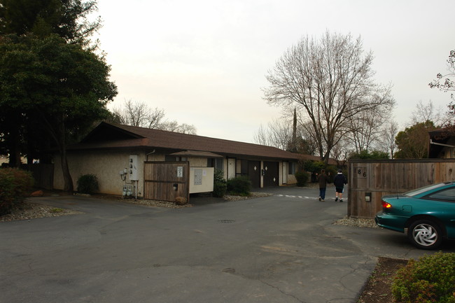 186 E Shasta Ave in Chico, CA - Foto de edificio - Building Photo