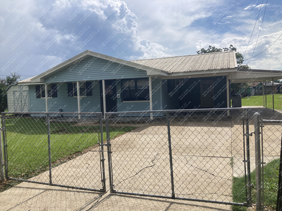 1860 Ridgefield Ave in Thibodaux, LA - Building Photo