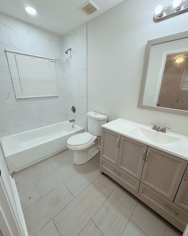 property at 2933 Port Royal Ln