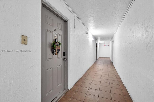 711 N Pine Island Rd in Plantation, FL - Building Photo - Building Photo