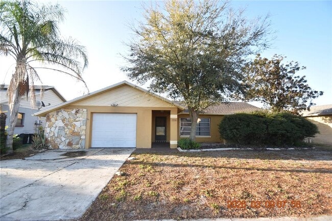 7338 Foxbloom Dr in Port Richey, FL - Building Photo - Building Photo