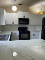 308 Bishop Rd in North Lauderdale, FL - Building Photo