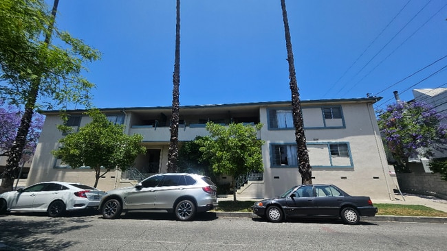 8315 Clinton Ave in West Hollywood, CA - Foto de edificio - Building Photo