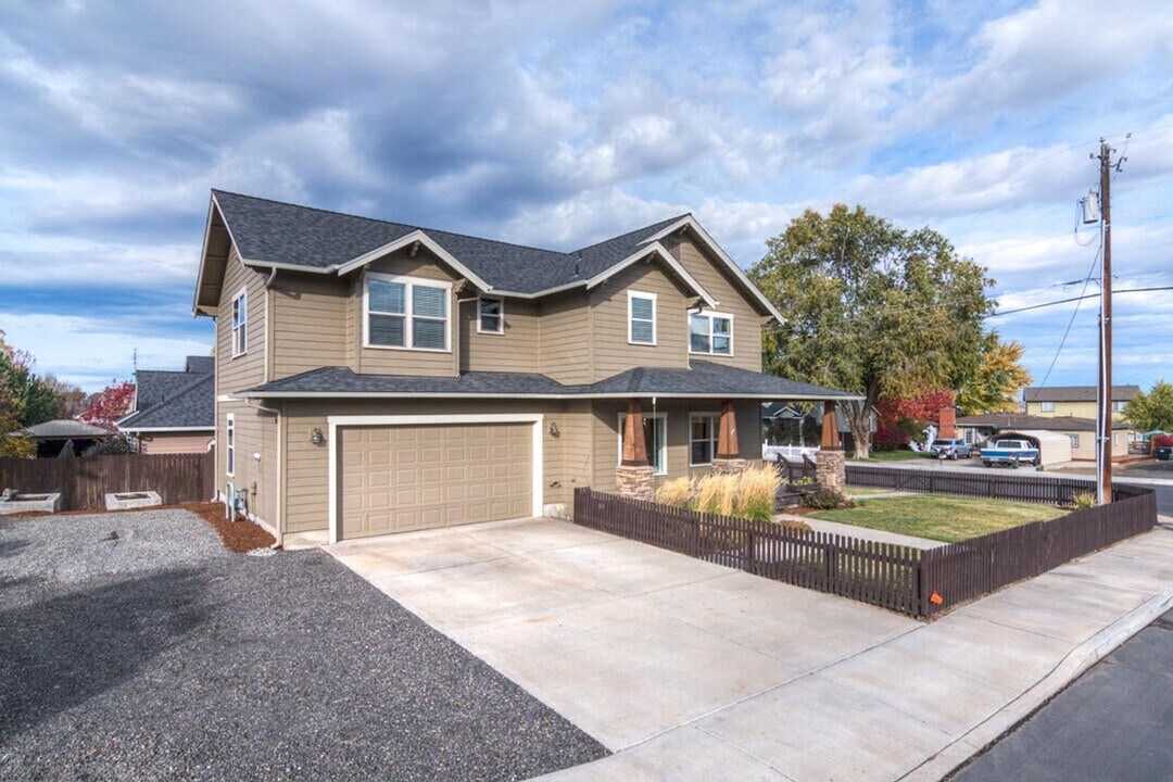 1365 NW 16th Ct in Redmond, OR - Building Photo