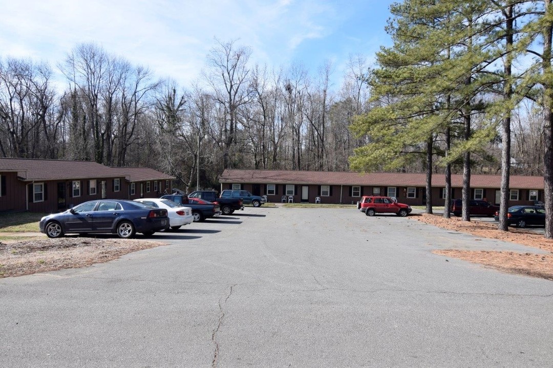 Albany Forest Apartments in Graham, NC - Building Photo